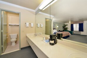 Deluxe Room, 1 King Bed, Non Smoking | Bathroom | Combined shower/tub, free toiletries, towels