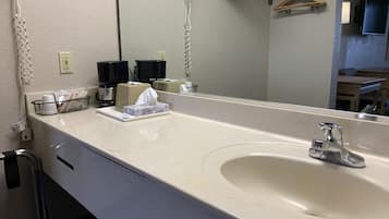 Værelse - 2 queensize-senge - ryger | Badeværelse | Kombination af bruser/badekar, gratis toiletartikler, håndklæder