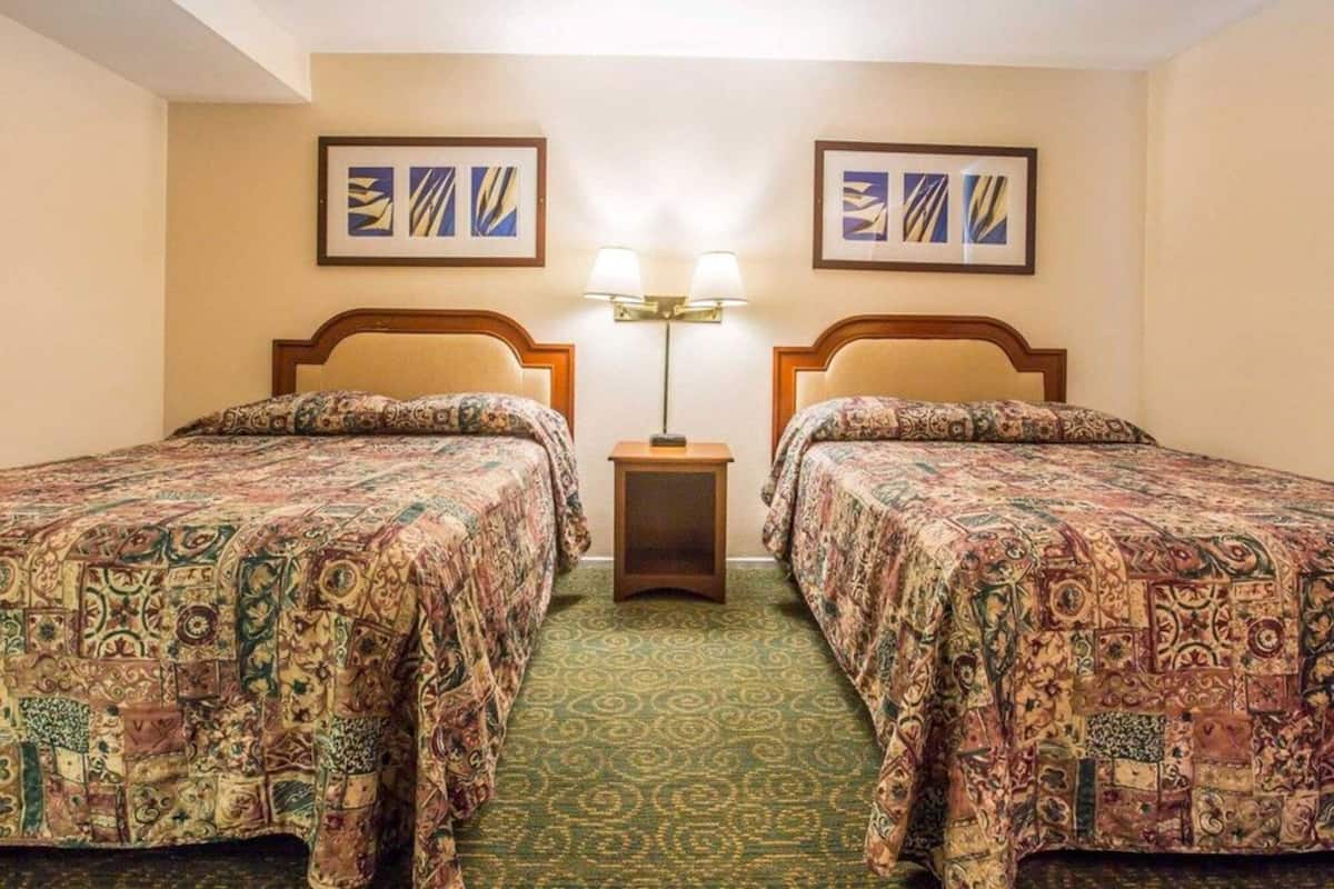 2 Queen Beds Non-Smoking | 高档床上用品、办公桌、折叠床/加床（额外收费）、免费 WiFi