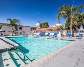 Außenpool, Liegestühle