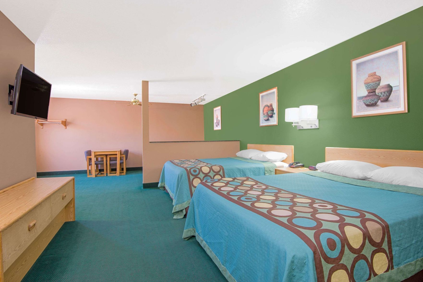 Schreibtisch, Verdunkelungsvorhänge, Zustellbetten, kostenloses WLAN