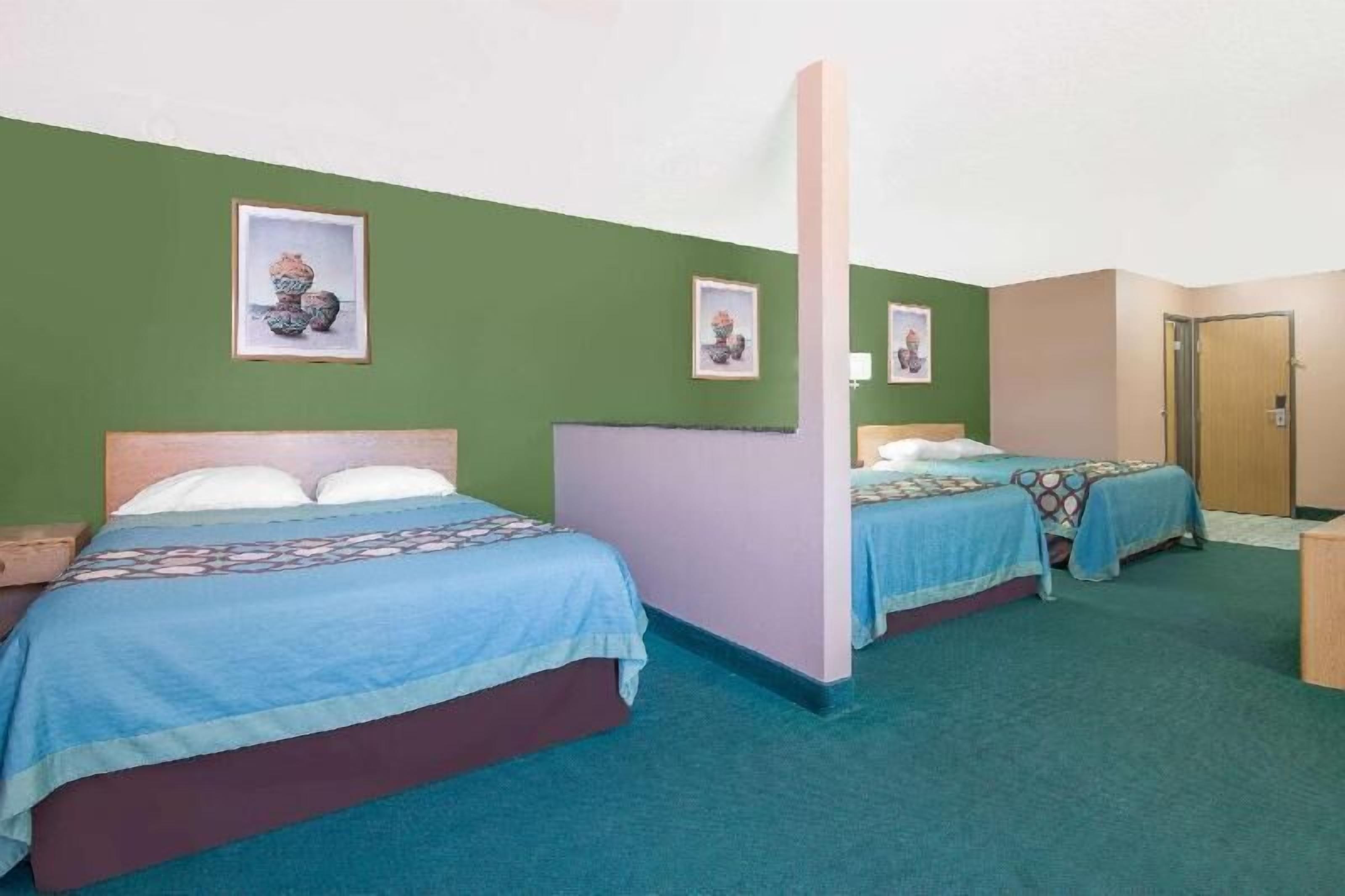 Schreibtisch, Verdunkelungsvorhänge, Zustellbetten, kostenloses WLAN