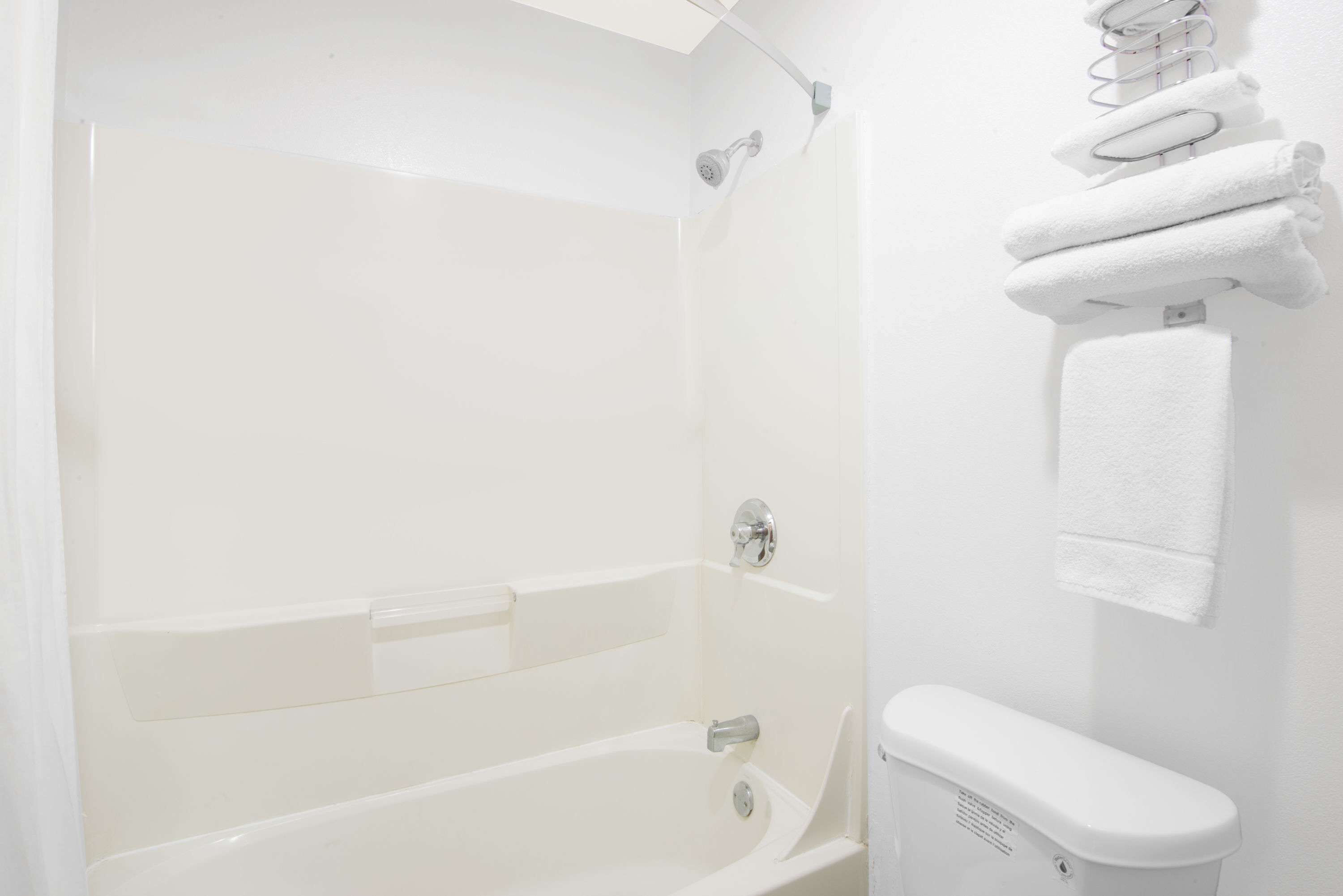 獨立浴缸和淋浴設備、免費盥洗用品、吹風機、毛巾