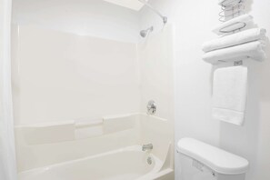 Badkar och dusch, gratis toalettartiklar, hårtork och handdukar