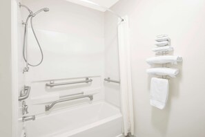 Oda, 1 En Büyük (King) Boy Yatak, Engellilere Uygun, Sigara İçilmez (Mobility) | Banyo | Ayrı küvet ve duş, ücretsiz banyo/kozmetik ürünleri 