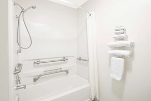 Chambre, 1 très grand lit, accessible aux personnes à mobilité réduite, non-fumeur (Mobility) | Salle de bain | Baignoire et douche séparées, articles de toilette (gratuits)