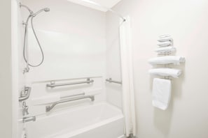 Chambre, 1 très grand lit, accessible aux personnes à mobilité réduite, non-fumeurs (Mobility) | Salle de bain | Baignoire et douche séparées, articles de toilette gratuits