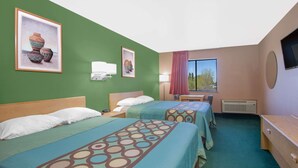 Habitación de hotel con dos camas, paredes verdes y obras de arte que representan cerámica.