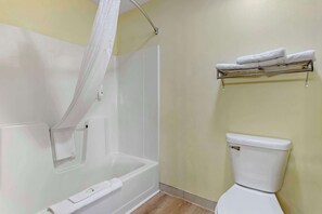 Desk, blackout curtains, iron/ironing board, free WiFi - Quality Inn Indianola (Indianola)