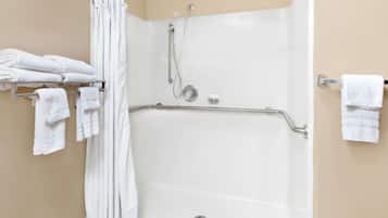 Bañera con ducha, cabezal de ducha con hidromasaje, secador de pelo