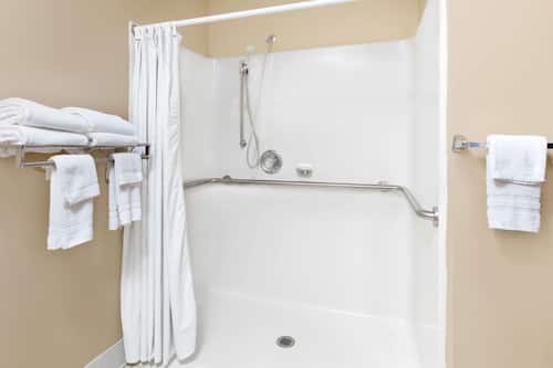Habitación, 1 cama Queen size, para no fumadores (Courtyard View, Mobility, Grab Bars) | Baño | Tina con regadera, regadera con hidromasaje, secadora de cabello