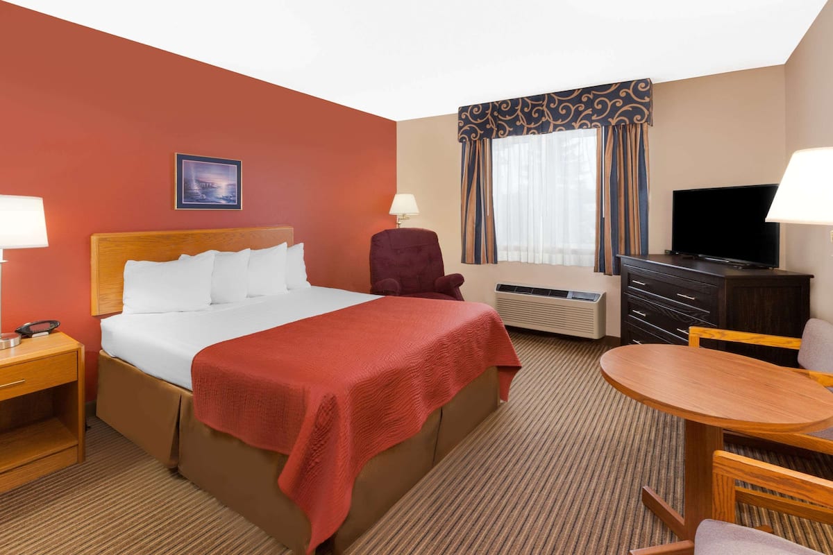 Blackout drapes, free cribs/infant beds, rollaway beds, free WiFi