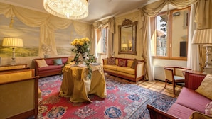 Unclassified image, 5 of 40, button - Hotel Bigallo (Florence)