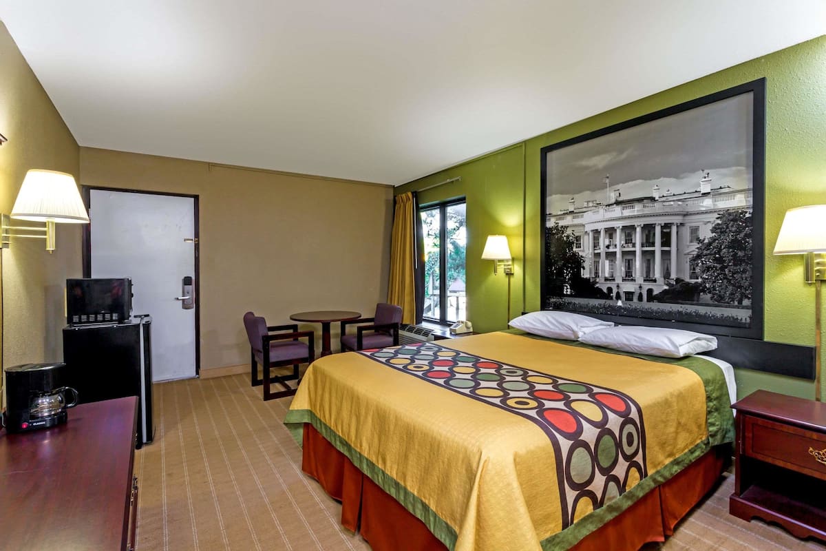 Camera, 1 letto queen, non fumatori | Una scrivania, ferro/asse da stiro, culle/letti per bambini