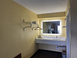 客房, 2 张双人床, 无烟房 | 起居区 | 电视