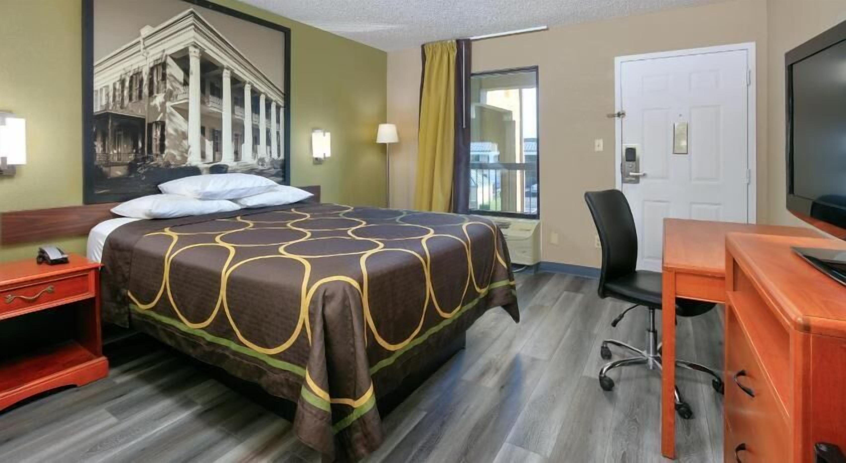 Een strijkplank/strijkijzer, gratis babybedden, gratis wifi, beddengoed