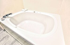 Jetted bathtub