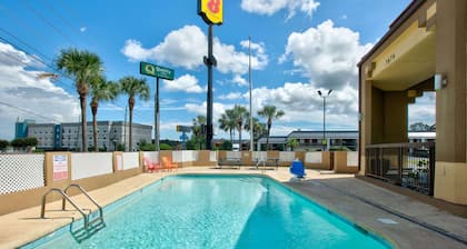Super 8 by Wyndham Mobile/Tillmans Corner