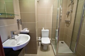 Een douche, een haardroger, handdoeken