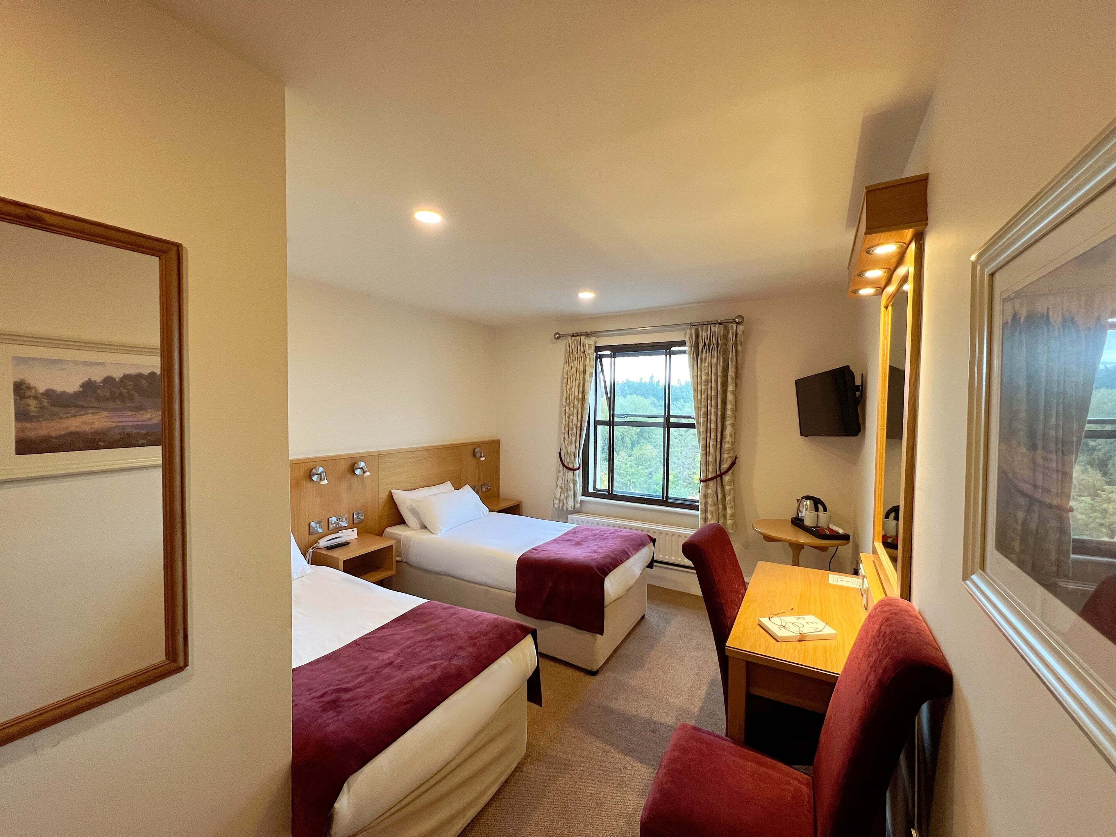 双床房 | 办公桌、笔记本电脑工作区、遮光窗帘、熨斗/熨衣板