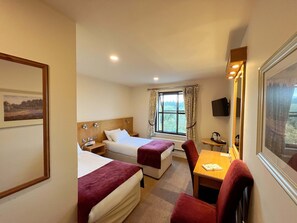 Bureau, espace de travail pour ordinateur portable, rideaux occultants