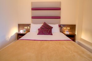 Desk, laptop workspace, blackout drapes, iron/ironing board - The Lucan Spa Hotel (Lucan)