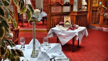 2 restaurantes; se sirven desayunos, almuerzos y cenas
