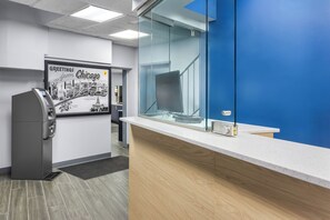 Concierge desk - Super 8 by Wyndham Chicago IL (Chicago)