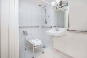 Habitación, 1 cama King size, para no fumadores (Mobility) | Baño | Secadora de cabello y toallas 