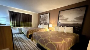 Une chambre d’hôtel avec deux lits, un bureau, une chaise, une lampe et une grande fenêtre avec des rideaux.