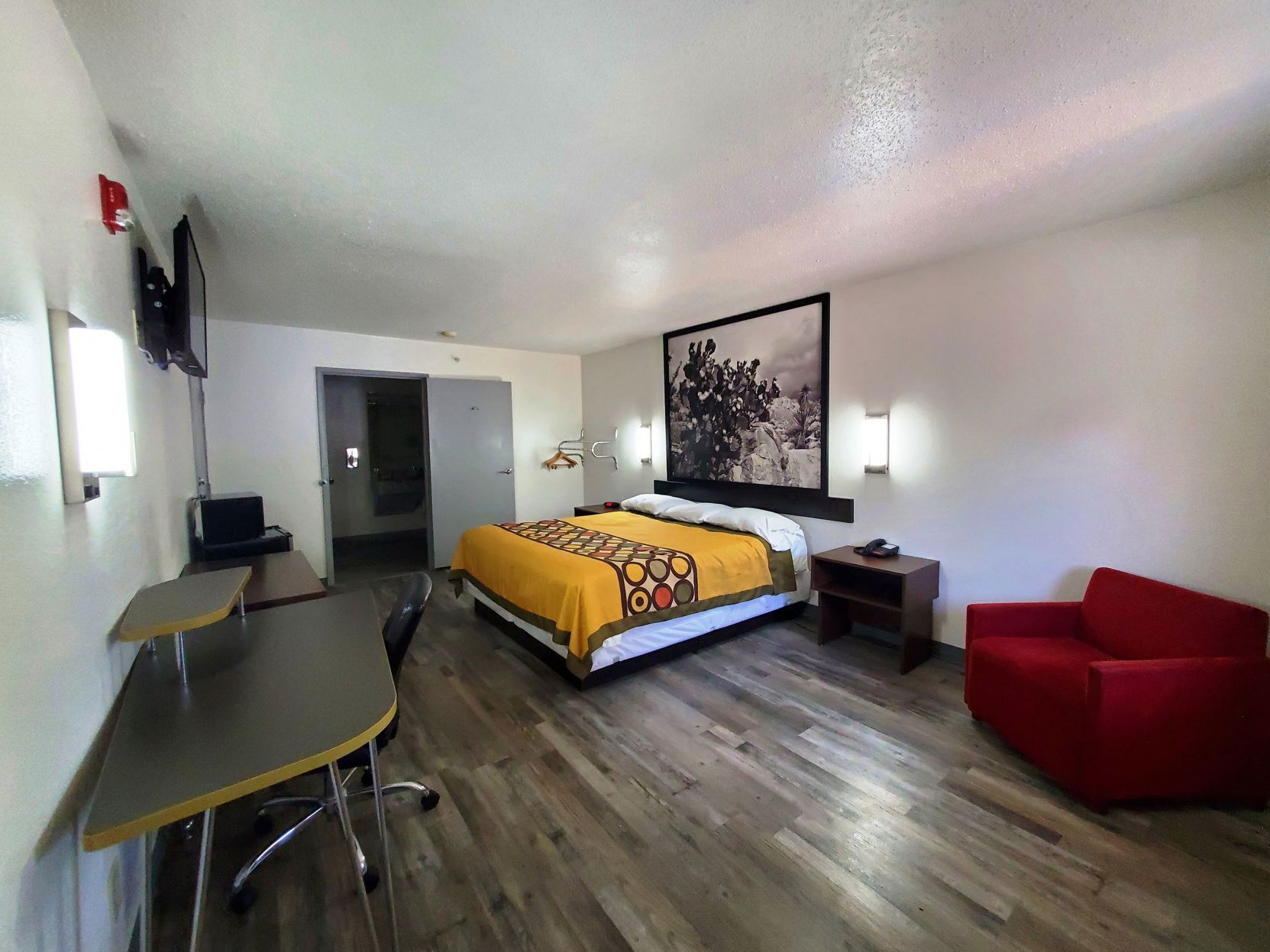 Bộ đồ giường cao cấp, bàn, màn/rèm cản sáng 