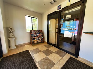Interior entrance - Highland Inn Arlington (Arlington)