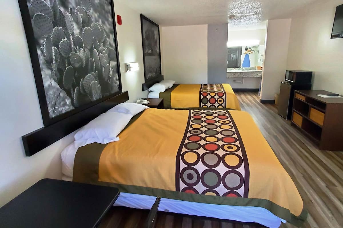 Literie de qualité supérieure, bureau, rideaux occultants