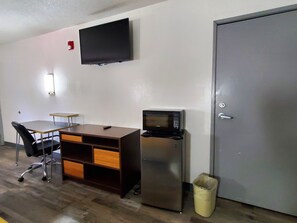 Premium bedding, desk, blackout drapes, iron/ironing board - Highland Inn Arlington (Arlington)