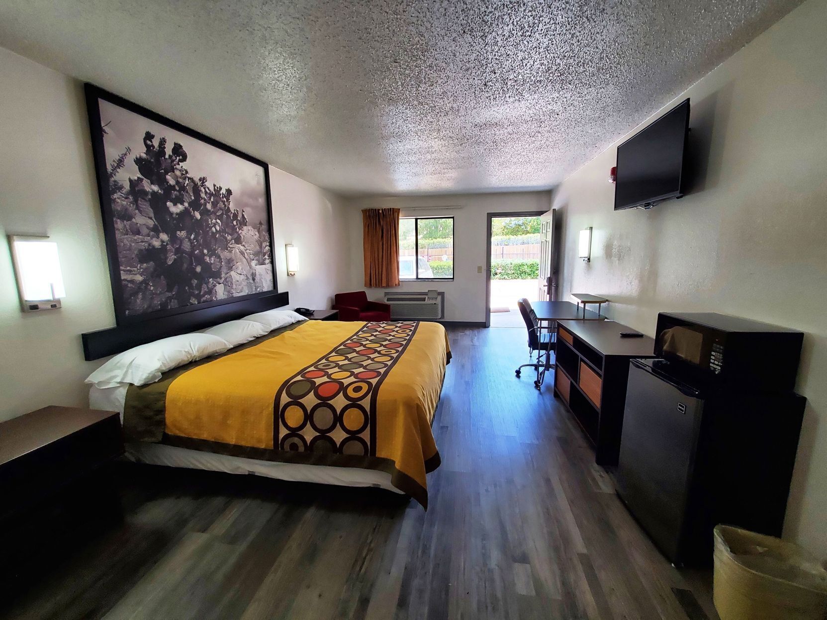 Bộ đồ giường cao cấp, bàn, màn/rèm cản sáng 