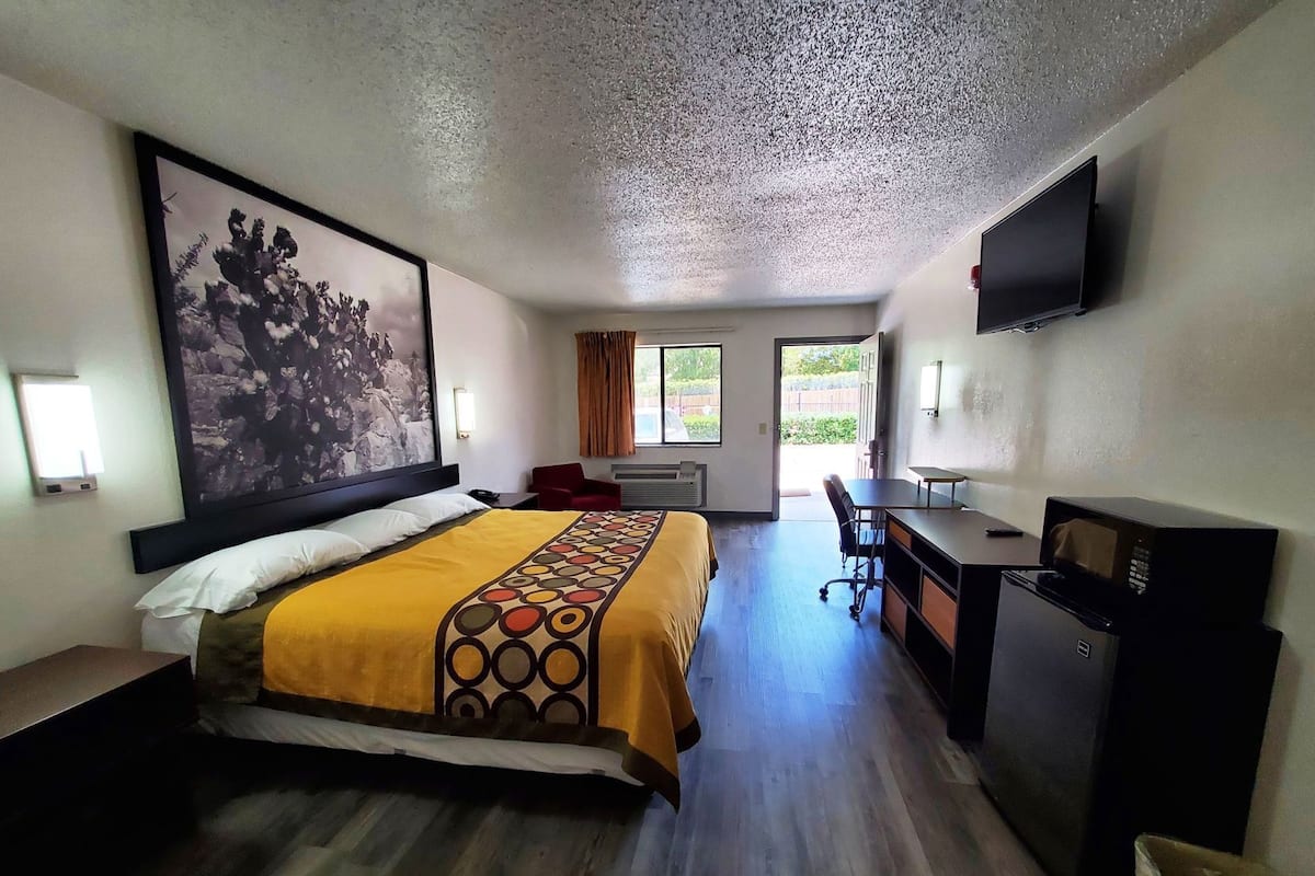 Literie de qualité supérieure, bureau, rideaux occultants