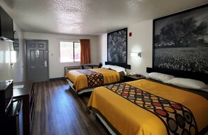 Premium bedding, desk, blackout drapes, iron/ironing board - Highland Inn Arlington (Arlington)