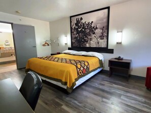 Premium bedding, desk, blackout curtains, iron/ironing board - Highland Inn Arlington (Arlington)
