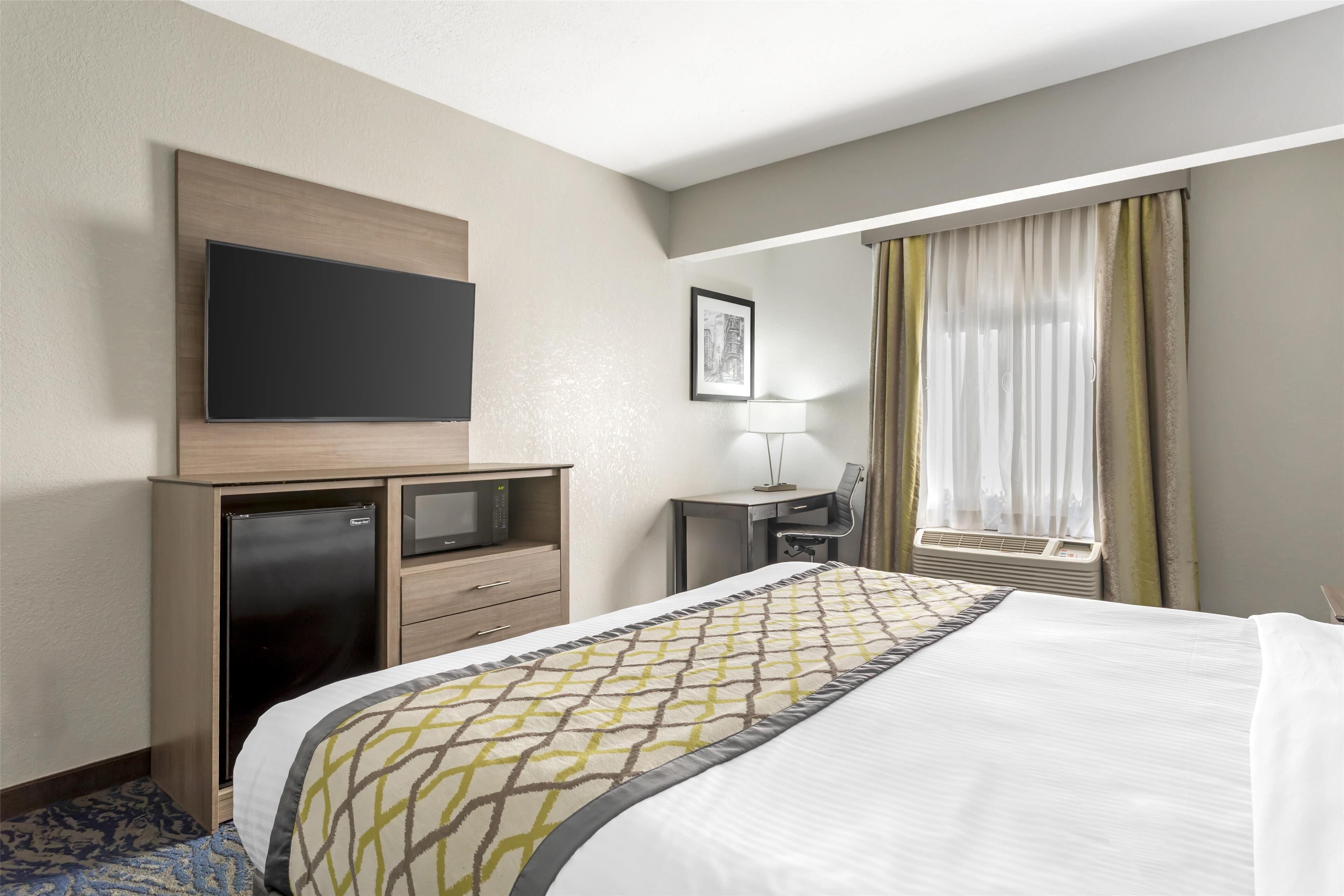 standard room, 1 king bed, accessible, non smoking | desk, laptop workspace, blackout curtains, iron/ironing board