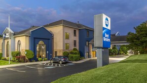 A Best Western hotel with a modern design, featuring a parking lot and a well-maintained lawn.