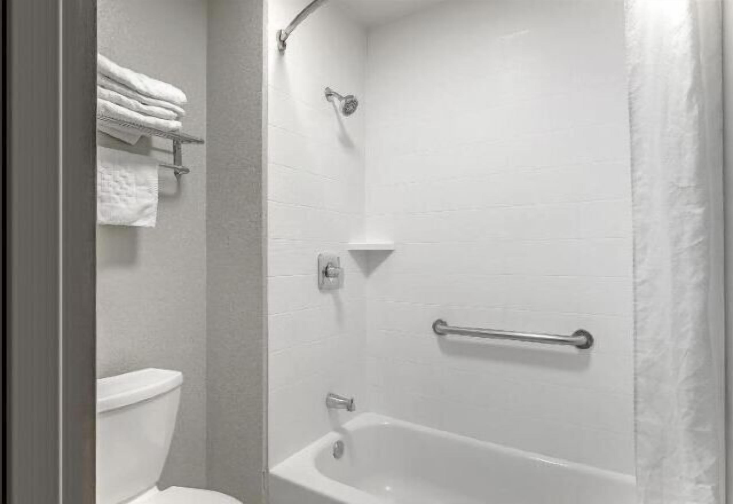 Kylpyhuone | Ilmaiset hygieniatuotteet, hiustenkuivaaja, pyyhkeet, saippua