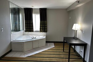 Studio, 1 King Bed, Non Smoking | Free WiFi, bed sheets, alarm clocks, wheelchair access