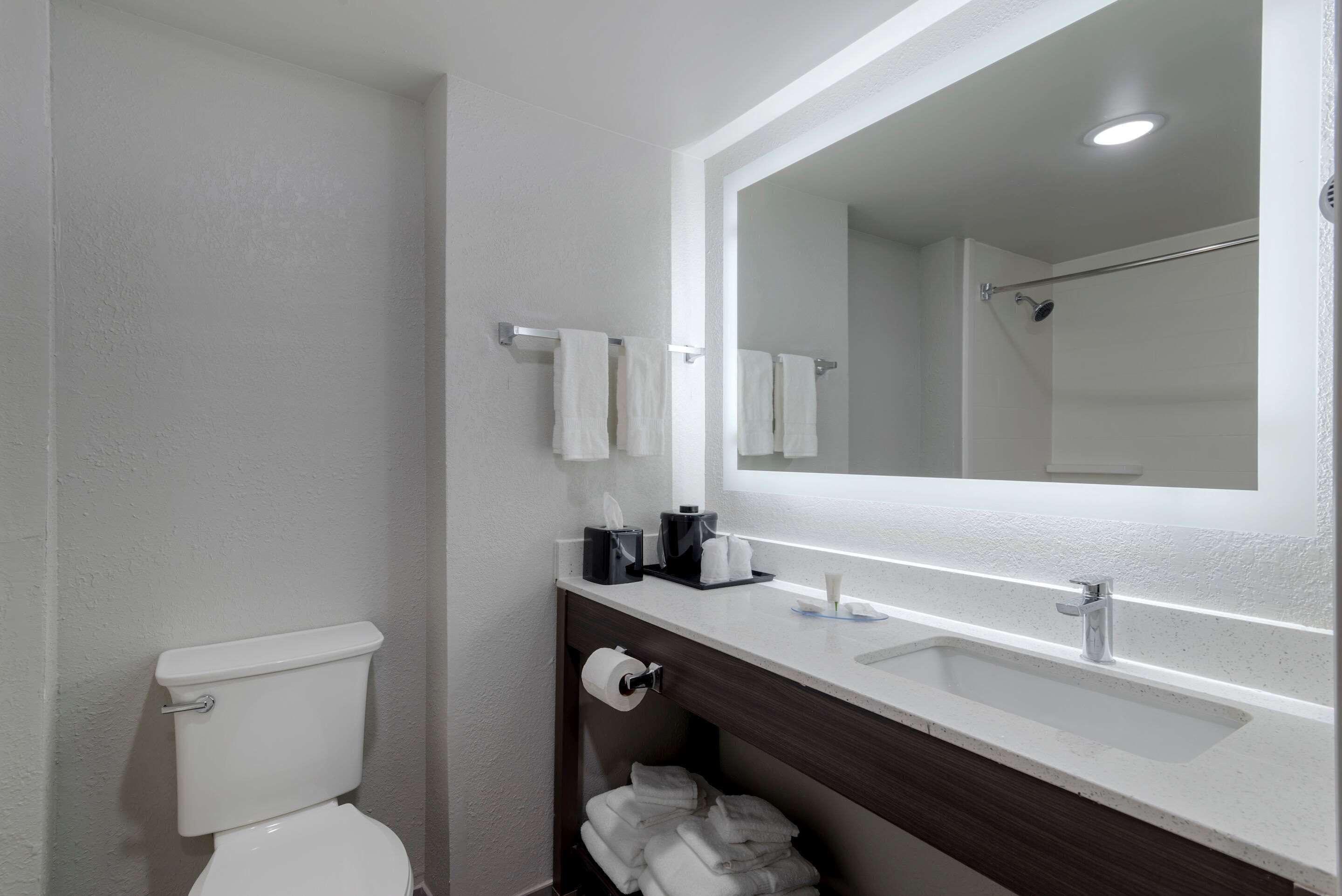 combined shower/bathtub, deep-soaking bathtub, free toiletries, towels