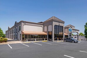 Exterior - Clarion Pointe McDonough (McDonough)