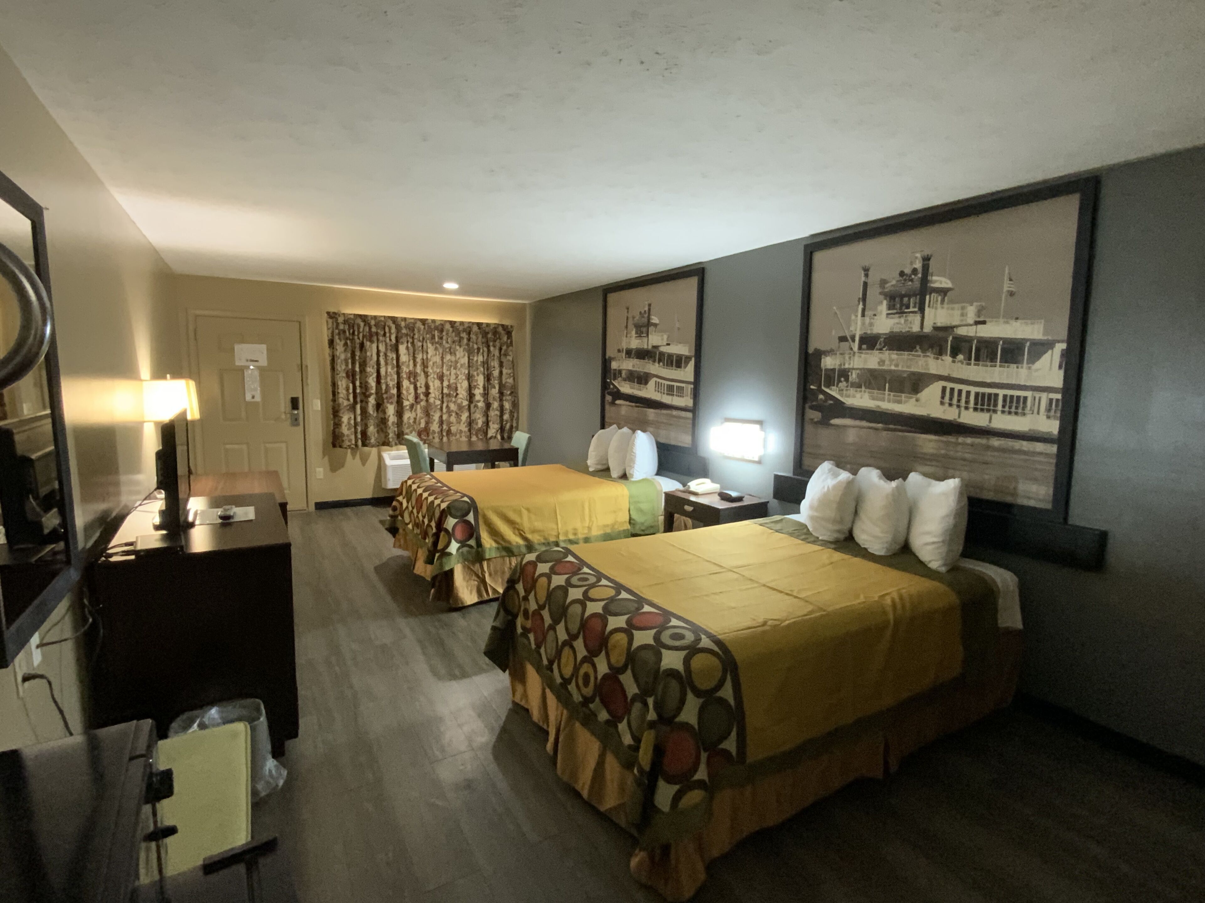 Schreibtisch, Bügeleisen/Bügelbrett, kostenlose Babybetten