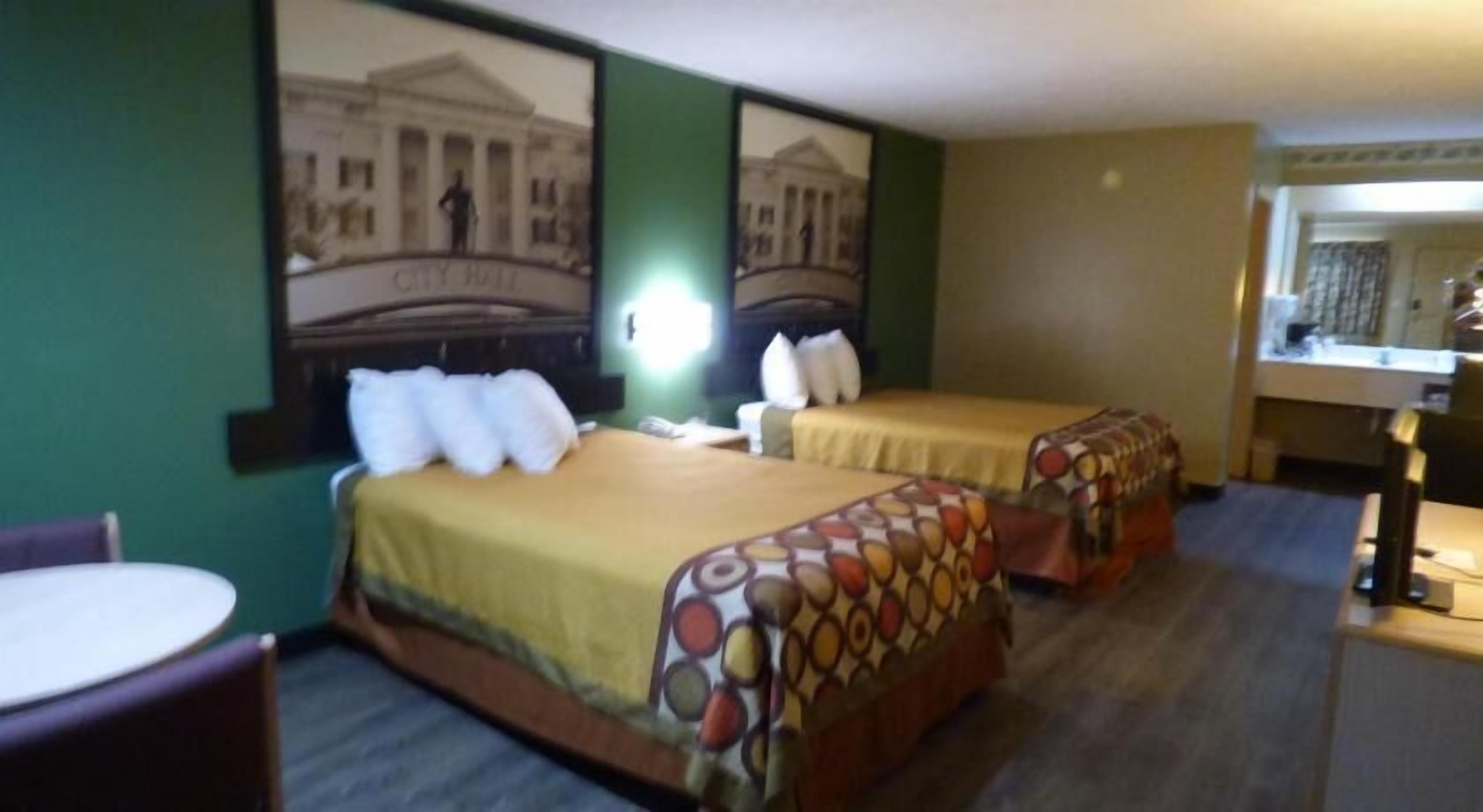 Schreibtisch, Bügeleisen/Bügelbrett, kostenlose Babybetten