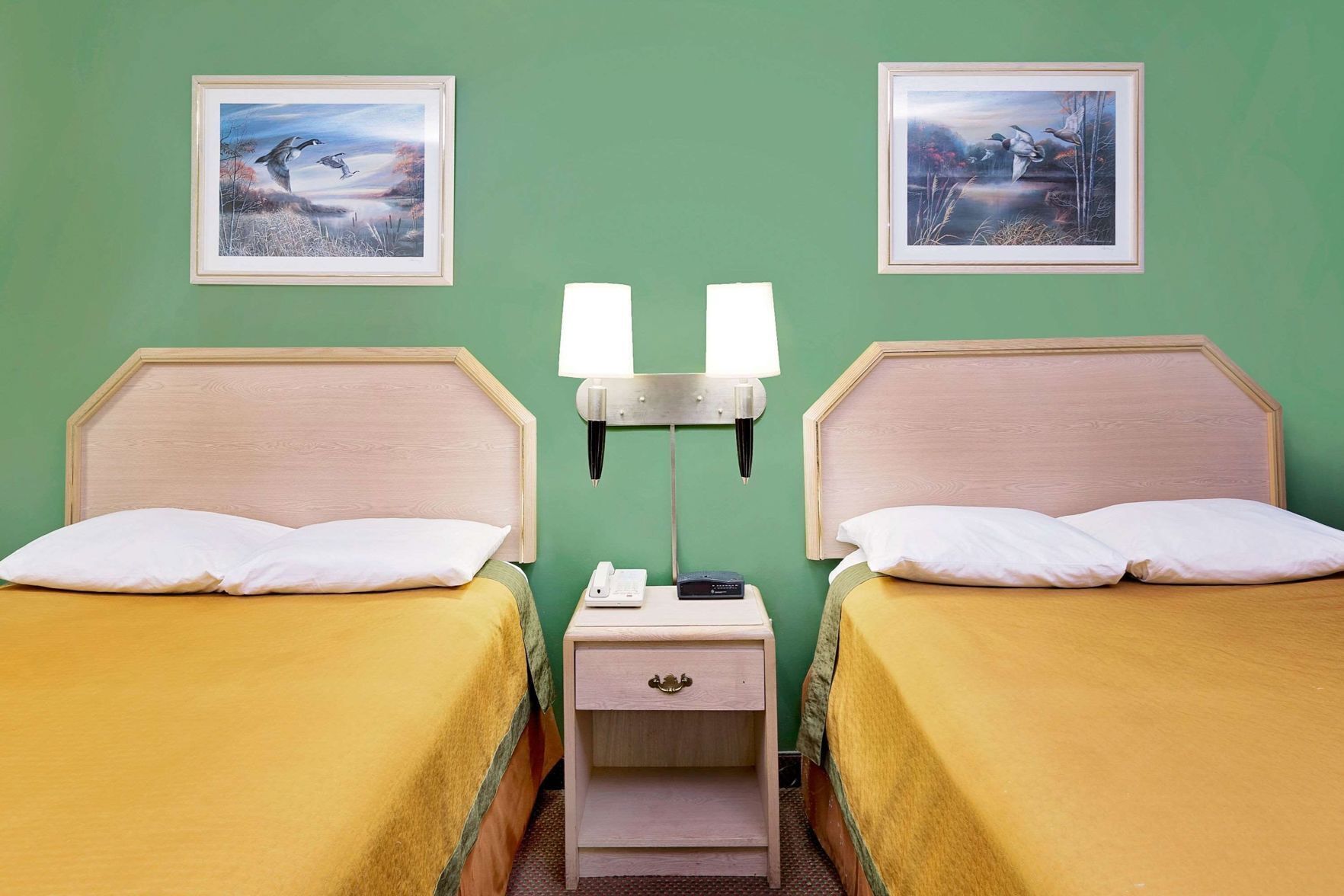 Schreibtisch, Bügeleisen/Bügelbrett, kostenlose Babybetten