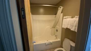 Combined shower/tub, free toiletries, towels