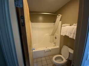 Combined shower/tub, free toiletries, towels