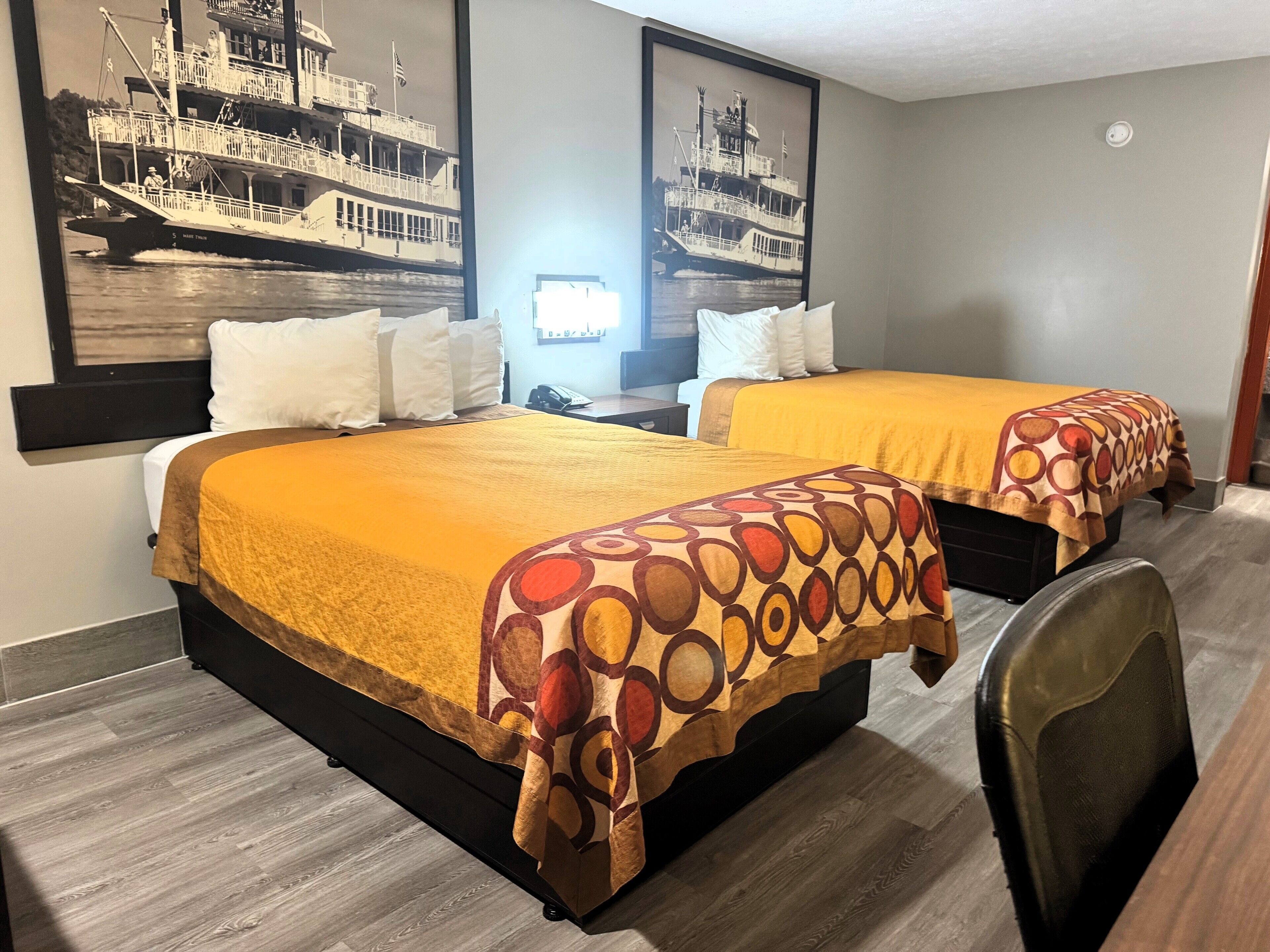 Bàn, bàn ủi/dụng cụ ủi quần áo, nôi (giường cho trẻ sơ sinh) miễn phí 